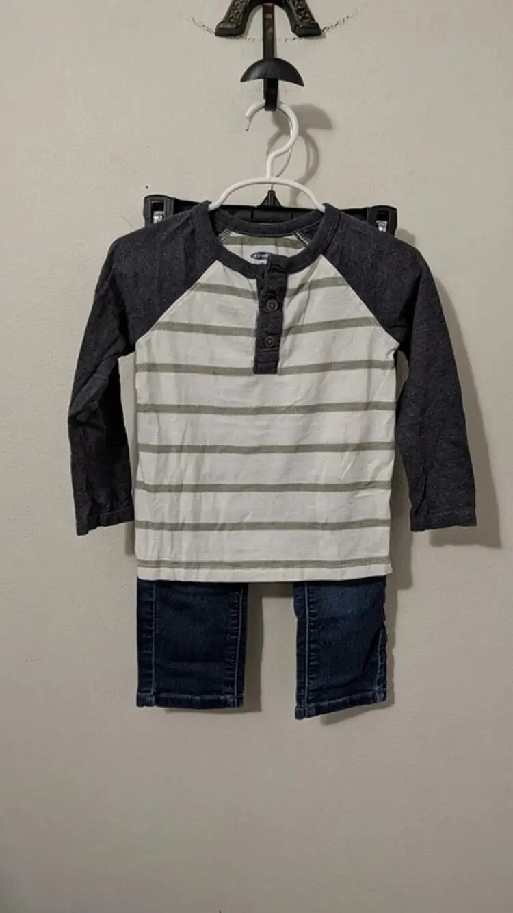 Boys Size 2T Outfit Old Navy Raglan Henley, Jumping Beans Jeans Blue White Green